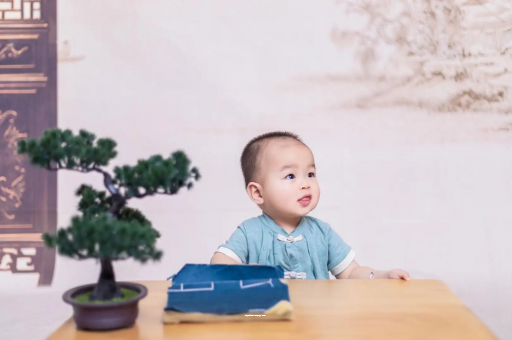 保亭怀孕肚子中间凹两边凸