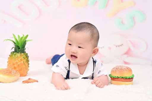 保亭宝宝在妈妈肚子里